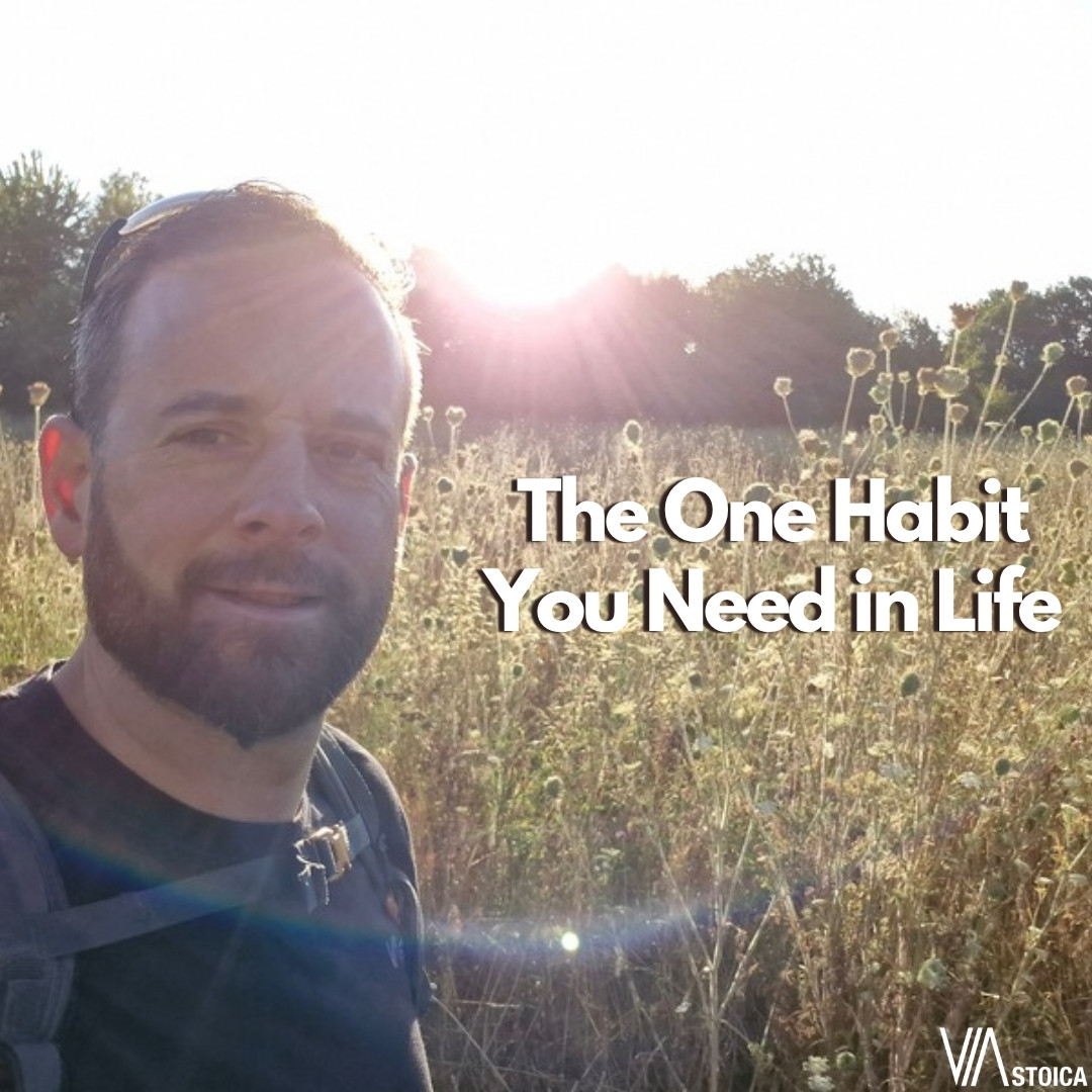 Benny Voncken in a sunlit field, episode image for the Stoic habit of pausing